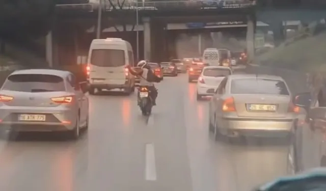 Bursa'da Motosiklet Sürücüsünden Örnek Davranış: Ambulansın Önünü Açarak Trafiği Fermuar Yöntemiyle Açtı