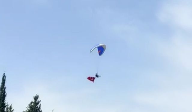 Düziçi'nde 104.  Yıldönümü Kutlamalarında Paraşüt Pilotu Ağaçta Mahsur Kaldı