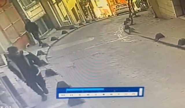 Beyoğlu'nda Korkunç Saldırı: Yanlış Kişiyi Vurup Annesinin Elini Öperken Yakalandı!