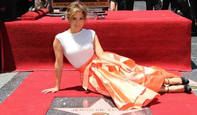 Jennifer Lopez taktığı mücevherlerle ilgi odağı oldu.
