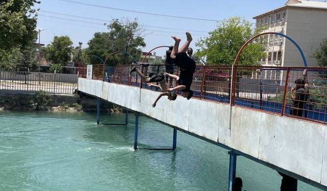 Adana’da Sulama Kanalında Tehlikeli Oyun, Çocuklar Akrobatik Hareketlerle Serinliyor