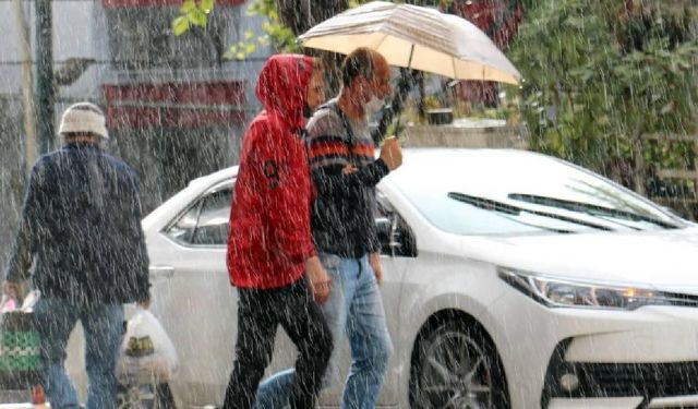 Meteoroloji’den Peş Peşe Uyarılar: Sıcaklıklar Düşecek, Şiddetli Sağanak Yolda