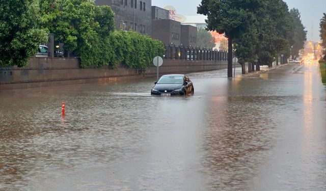 Osmaniye'de Hayat Felç Oldu: Yağmur ve Elektrik Kesintisi Bütün Şehri Etkiledi