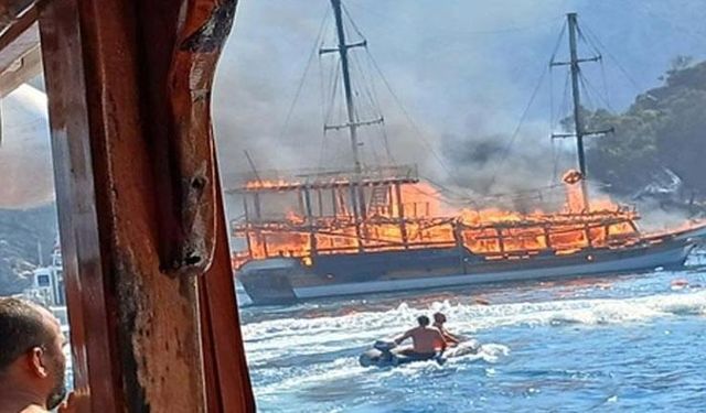 Marmaris’te Tur Teknesi Yangını: Alevleri gören teknedeki turistler, panikle suya atladı