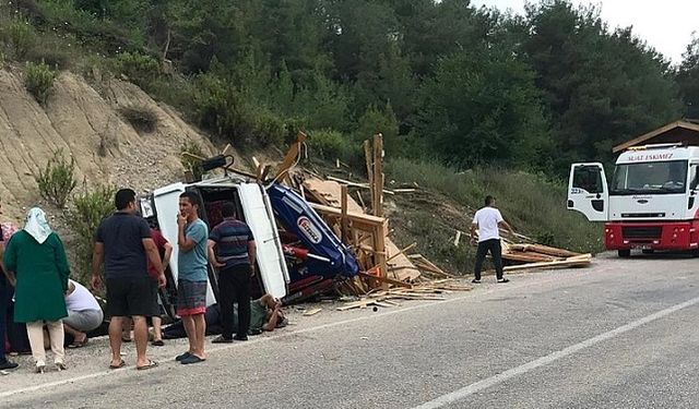 OSMANİYE' KADİRLİ 'DE KAMYON DEVRİLDİ 2 KİŞİ YARALANDI