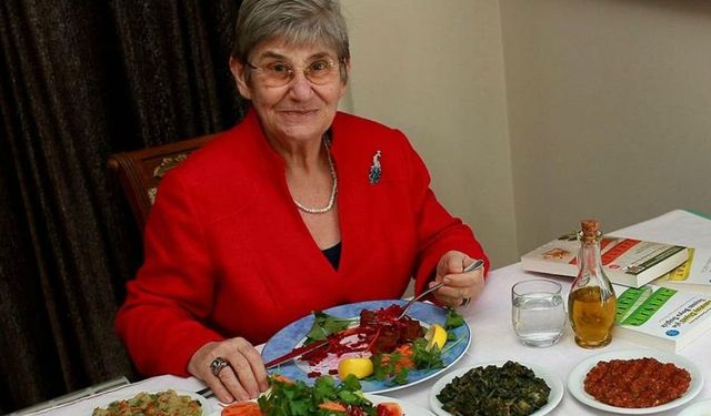 Canan Karatay'dan B12 Vitamini Uyarısı: İlaç Değil, Doğal Besinler ! Kefir ve Turşu Beyninizi Koruyor! İşte Kanıtı!