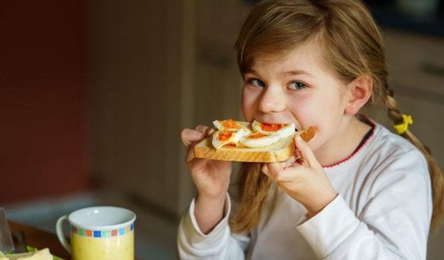 Çocuğunuzu kahvaltısız okula göndermek hangi riskleri doğurur, uzmanların önerdiği sağlıklı kahvaltı alışkanlıkları nasıl oluşturulur?