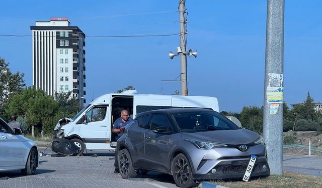 Osmaniye'nin Düziçi İlçesinde Okul Servisi ile Otomobil Çarpıştı: 8 Öğrenci Yaralandı