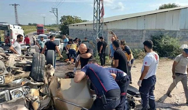 Osmaniye'nin Kadirli ilçesinde  İki Otomobil Çarpıştı: Kazada 7 Kişi Yaralandı