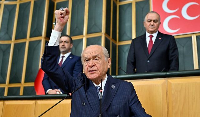 CHP Lideri Özgür Özel, MHP ve DEM Parti’nin Aynı Kürsüyü Kullanmasını Eleştirirken Öcalan Üzerine Hangi Mesajları Verdi? 'El Yükseltme' Açıklamaları Ne Anlama Geliyor?