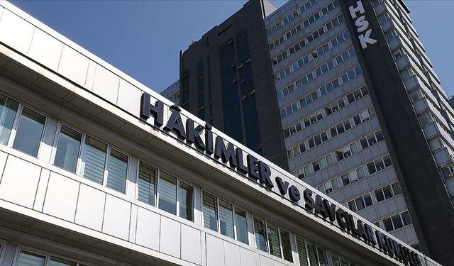 HSK Müfettişi Mehmet Aslan'a Yemekhane Önünde Bıçaklı Saldırı: Boğazından Yaralandı ve Hayati Tehlikesi Var!