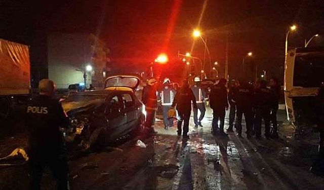 Malatya'da Trafik Kazası: 2 polis tırın altında kaldı