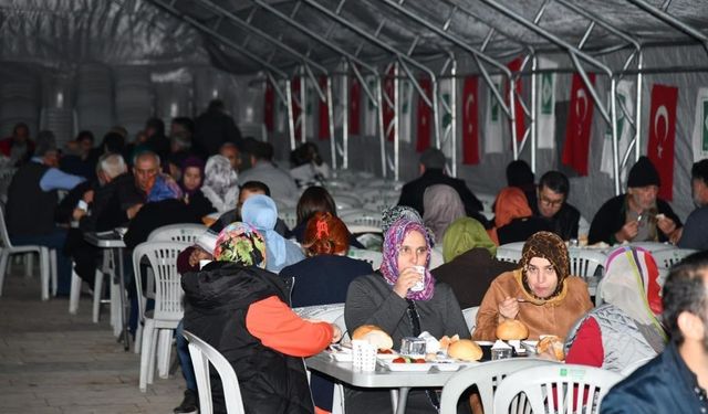 Osmaniye’de Kadir Gecesi Coşkusu: Belediye Başkanı İbrahim Çenet Sahur Sofrasında!