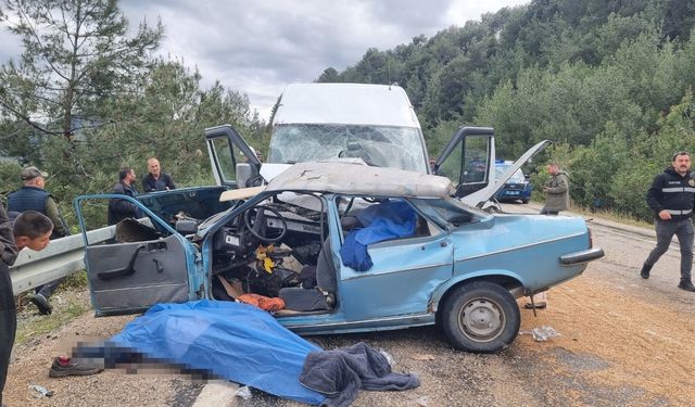 Adana'da Acı Haber: Minibüs ile Otomobil Çarpıştı, 5 Ölü, 7 Yaralı