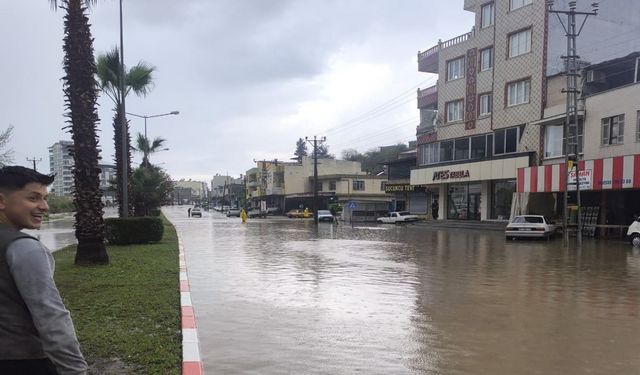 Osmaniye'nin Kadirli ilçesinde  Sağanak Yağmur: Caddeler Göle Döndü, Araçlar Mahsur Kaldı!