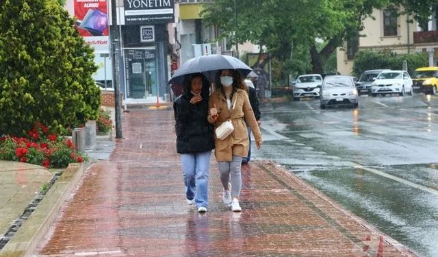 İstanbul’da Şiddetli Yağış! Dolu ve Sağanak Hayatı Felç Etti