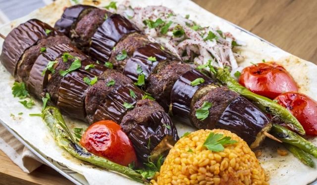 Patlıcan Kebabının Gerçek Lezzeti Nasıl Yakalanır? Et ve Patlıcan Uyumunu Zirveye Taşıyan Sır Nedir?
