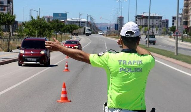 2025 Güncel Trafik Cezaları Listesi | Karayolları Trafik Kanunu değişikliği yürürlükte mi, yeni cezalar ne zaman uygulanacak? Kırmızı ışık, alkol ve sahte plaka cezaları ne kadar oldu?