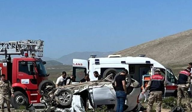 VAN'DA İKİ ARAÇ KAFA KAFAYA ÇARPIŞTI: 4 Kişi Hayatını Kaybetti 2 Kişide Yaralandı