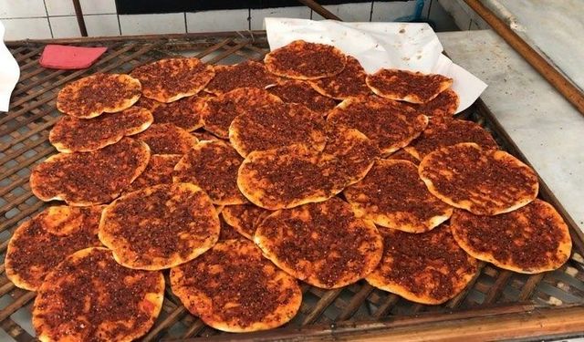 Hatay’ın Sokaklarından Fırınlarına Ulaşan Biberli Ekmeğin Sırrı Nedir ve Evde Aynı Lezzet Nasıl Yaratılır?