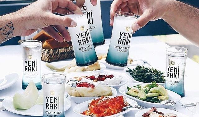 Rüyada Rakı Görmek Ne Anlatmak İstiyor? Bilinçaltınız Size Hangi Tehlikeleri Fısıldıyor?