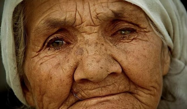 Rüyada Vefat Eden Anneyi Mutlu Görmek Ne İfade Eder, Bu Rüya Ruhsal Bir Bağlantıya mı İşaret Ediyor?