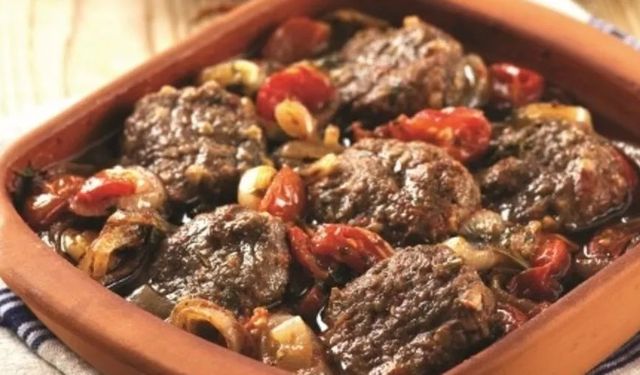 Fırında Köfteli Soğanlı Güveç Tarifiyle Akşam Sofranızda Nefis Bir Ziyafet Kurun