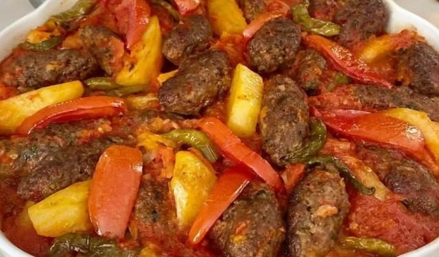 İzmir Köfte Tarifi Neden Bu Kadar Özel? Domatesleri Sıralamak Yerine Sosla Taçlandırmak Hangi Lezzet Sırrını Açığa Çıkarır?