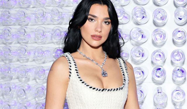 Dua Lipa’dan Aşk Dolu Sürpriz: Callum Turner ile Sessiz Sedasız Nişanlandı!