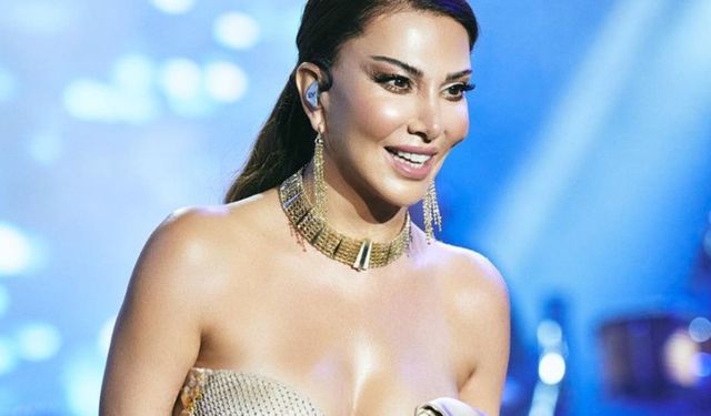 Siyah Kostümüyle Işık Saçan Ebru Yaşar, Antalya’da Nasıl Bir Müzikal Gece Yaşattı?