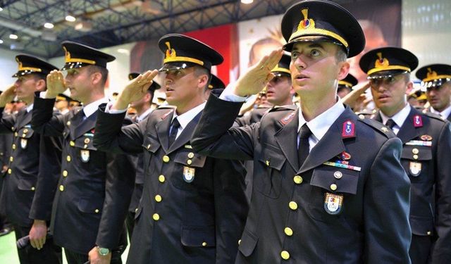 Rüyada Üniforma Giymek Ne Anlama Geliyor, Hangi Mesajları Taşıyor?