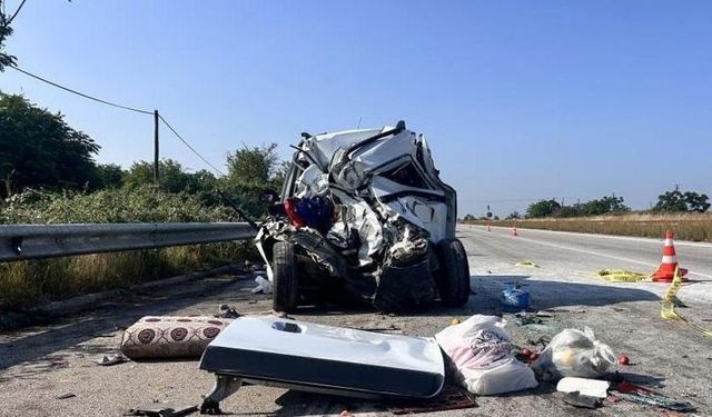 Hatay'da Direksiyon Hakimiyetini Kaybeden Kamyon 3 Araca Çarptı: 1 Kişi Hayatını Kaybetti, 10 Yaralı Hastaneye Kaldırıldı