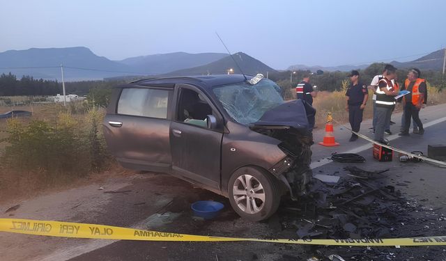 İzmir Menderes'te Üç Otomobilin Karıştığı Feci Zincirleme Kazada 5 Kişi Hayatını Kaybetti, 2 Kişi Yaralandı