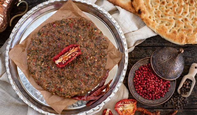 HATAY’IN KÂĞIT KEBABI NEDEN TÜM KEBAPLARDAN FARKLI VE DAMAKLARDA UNUTULMAZ BİR İZ BIRAKIYOR?