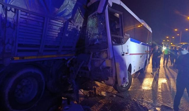 Manisa Turgutlu’da Gece Yarısı Feci Kaza: İşçi Servis Minibüsü Park Halindeki TIR’a Çarptı, 5’i Ağır 20 Yaralı Var