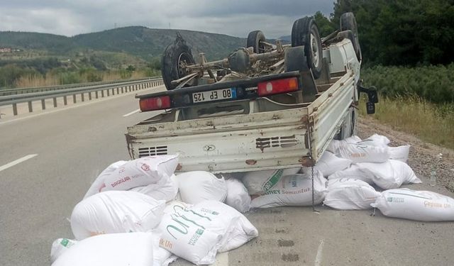 Osmaniye’de D 400 Karayolunda Facianın Eşiğinden Dönüldü: Lastiği Patlayan Un Yüklü Kamyonet Takla Attı, Sürücü Yaralandı