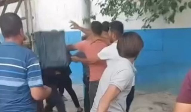 Şanlıurfa’da Pazar Yerinde Kavga Kamerada: Kadın ile Pazarcı Arasında Kasalı Saldırıda 3 Kişi Yaralandı