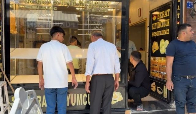 Şanlıurfa’nın Suruç İlçesinde Kuyumcuya Silahlı Baskın: Pompalı Tüfekli 3 Şüpheli Soygunda Başarısız Oldu