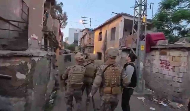Adana Emniyeti’nden Eş Zamanlı Operasyon: Zehir Tacirlerine Şafakta Baskın, Çok Sayıda Tutuklama