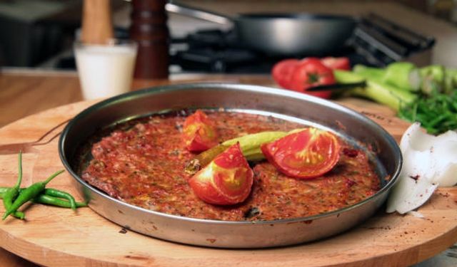 Tepsi Kebabı Neden Sadece Hatay’da Bu Kadar Lezzetli? Gelenekten Sofraya Uzanan Bu Tadın Sırrı Ne?