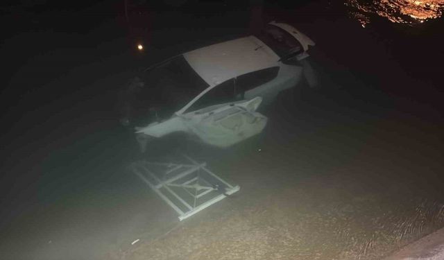 Adana’da Sulama Kanalına Uçan Araçta Can Pazarı: Mavi Bulvar’daki Kazada 3 Kişi Yaralandı