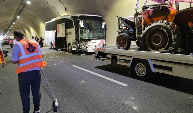 Amasya’da Şehit Ahmet Özsoy Tüneli’nde Yolcu Otobüsü ile Traktör Çarpıştı: 1 Yaralı Hastaneye Kaldırıldı