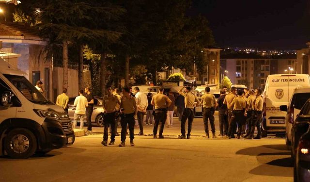 Elazığ'da Karakol Önünde Bıçaklı Kavga Çıktı! Husumetli Aileler Çatıştı, 3 Kişi Yaralandı