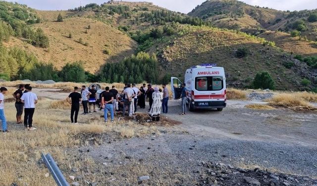 Elazığ-Diyarbakır Karayolunda Feci Kaza: Virajı Alamayan Otomobil Şarampole Yuvarlandı, 2’si Ağır 5 Kişi Yaralandı