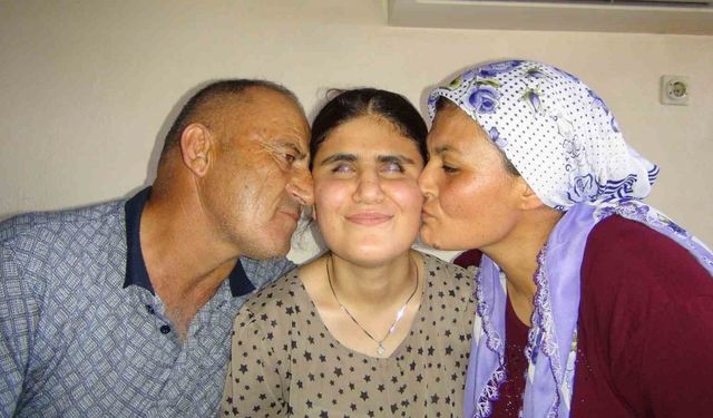 Annesi Okudu, O Ezberledi: Görme Engelli Nazalin YKS'de İlk 10 Bine Girdi, Azmi Alkış Topladı!