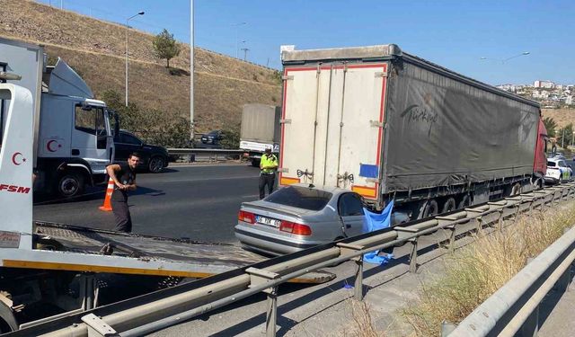 İzmir Bayraklı’da Otomobilin Tıra Arkadan Çarpması Sonucu Meydana Gelen Kazada 1 Kişi Hayatını Kaybetti
