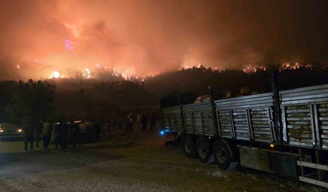 Karabük’te 4 Gündür Süren Orman Yangını Karayoluna Dayandı, Mahalleler Tahliye Edildi