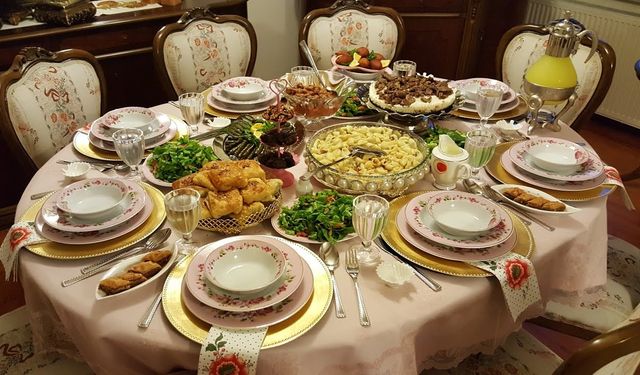 RÜYADA SOFRA KURMAK HANGİ HAYIRLI DEĞİŞİKLİKLERE İŞARET EDER?