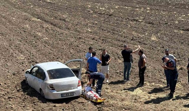 Osmaniye Bahçe'de Direksiyon Hakimiyetini Kaybeden Sürücü Tarlaya Uçtu: Otomobildeki 3 Kişi Yaralandı