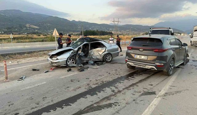 Osmaniye Bahçe’de D400 Karayolu Üzerinde Feci Otomobil Kazası: 2 Kişi Yaralandı, Trafik Bir Süreliğine Aksadı